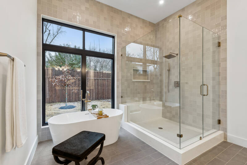 Daytonia Avenue, primary bath with soaking tub